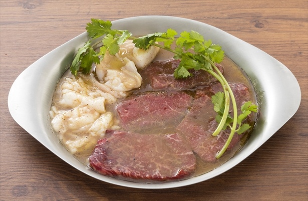 スパイス焼き盛合せ(ラム、おまかせ赤身＆ホルモン)(税別1980円)。 思わずワインやクラフトビールが飲みたくなること間違いない。