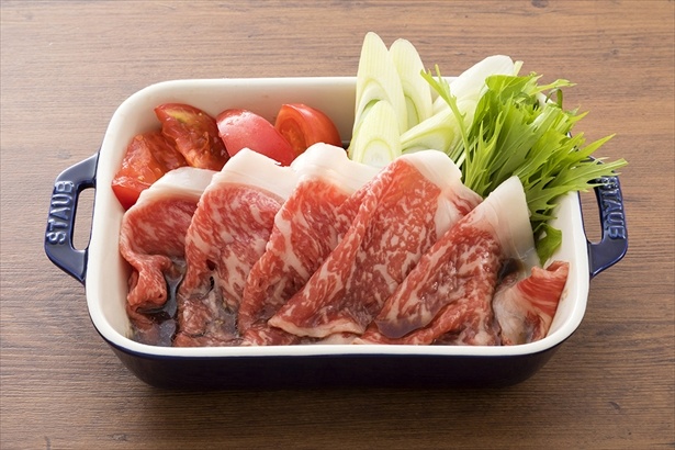黒毛和牛の霜降り トマトすき焼き(税別3500円)。 焼肉屋さんの肉鍋。ロースターでグツグツ、この肉鍋とライスでも十分楽しめる贅沢な逸品。
