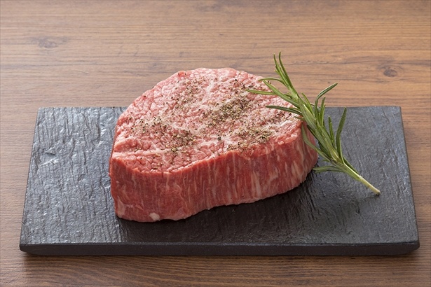黒毛和牛赤身肉 200g～(税別3680円) 。噛むほどに味わいが口の中に広がる黒毛和牛の赤身肉。