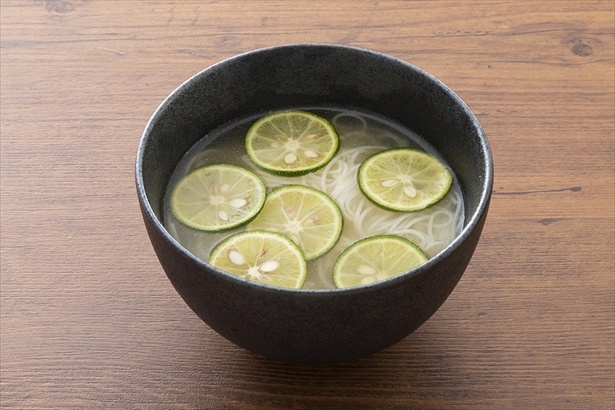 牛だしの酢橘 さっぱりソーメン(税別580円)。 牛骨を使わず牛と野菜でとった旨みたっぷりのスープがベース。