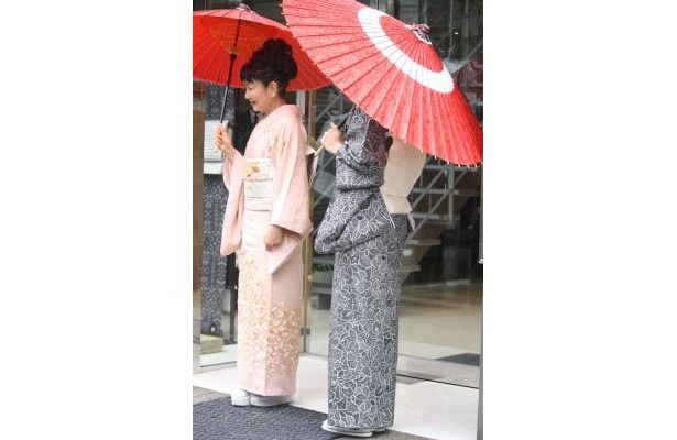 鳩山幸さん(左)西山茉希さん(右)