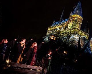 【USJ】クリスマスに新キャッスルショー登場！ホグワーツ・マジカルナイト～ウインター・マジック～が超幻想的