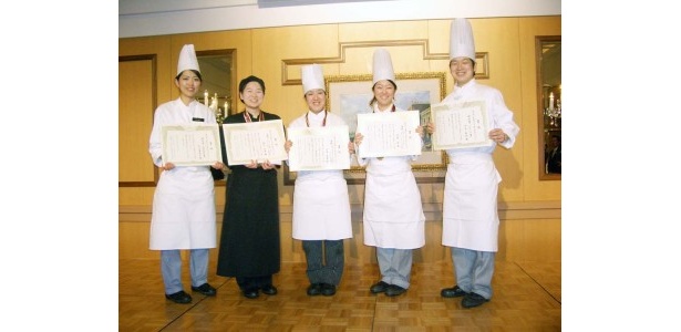 晴れ晴れしい表情の優勝シェフたち。左から村上さん、漆谷さん、中島さん、伊藤さん、竹中さん