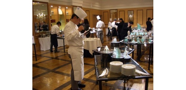 試食し、コメントを用紙に書き込む。審査風景