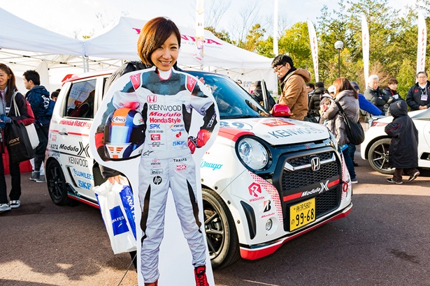 N-Oneオーナーズカップ用車両の前でレーシングドライバー体験も！？