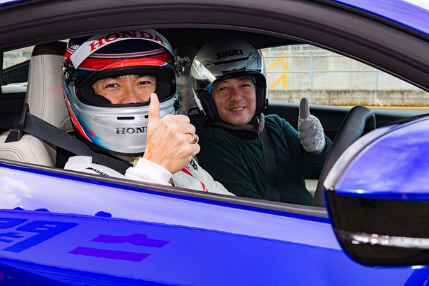 佐藤琢磨ドライブするNSXで同乗走行も