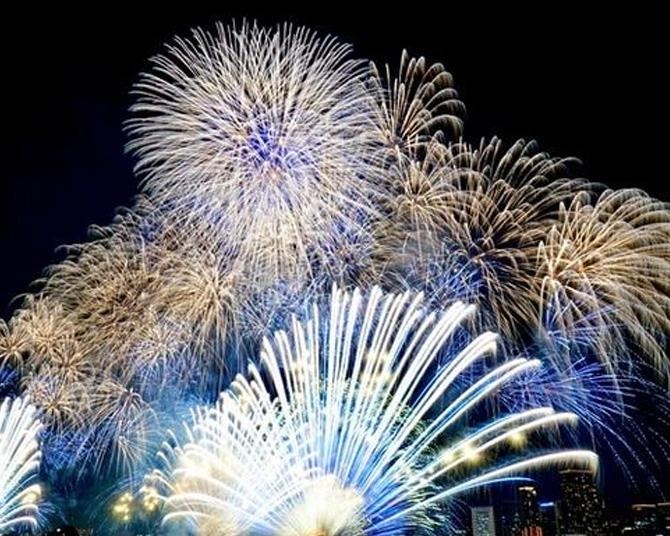 【2026年】なにわ淀川花火大会を徹底攻略！無料エリア・有料席、時間帯別のベストな楽しみ方を紹介
