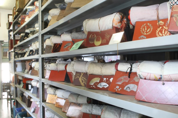 集められた1300点の枕は国別、種類別などに大別され、展示されている
