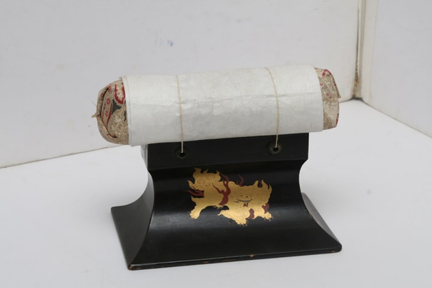 江戸後期に重用された「木枕」。当時の流行を反映し、縁起物としてバク(獏)の絵が描かれている