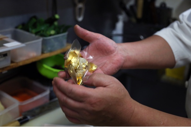 シューマイを金箔で丁寧に包み込む。料理長の趙さんは中国料理の最高資格・特級厨師を所持する一流料理人だ