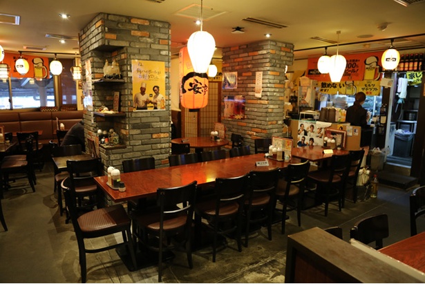 暖色系の明かりが灯る店内には、懐かしい往年のヒットソングが流れる