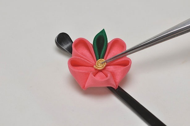土台にノリで花弁を付け花の形を作り、仕上げに中心に金糸を付ける/京都 おはりばこ