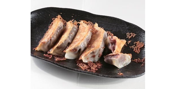 見た目は餃子だが、中身はジャガイモにバナナ、あんこなどを練り合わせた甘いあんの「スイーツ仰天餃子」