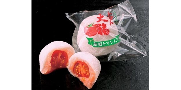 北本名物の新鮮がプチトマトが丸ごと一個入った「トマト大福」（105円）/　「御菓子司　岡乃家本店」（埼玉県北本市西高尾8-89）