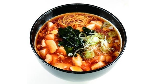 鶏がらベースのさっぱりした醤油ラーメンに、豆腐とひき肉のあんかけをのせた健康志向のご当地ラーメン「豆腐ラーメン」（500円）