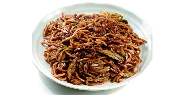 通常よりも1.5倍近く太いモチモチした麺に、独特のソースがからむ昔なつかしい「太麺焼きそば」は、川越市の「中華料理　山利軒」でどうぞ！