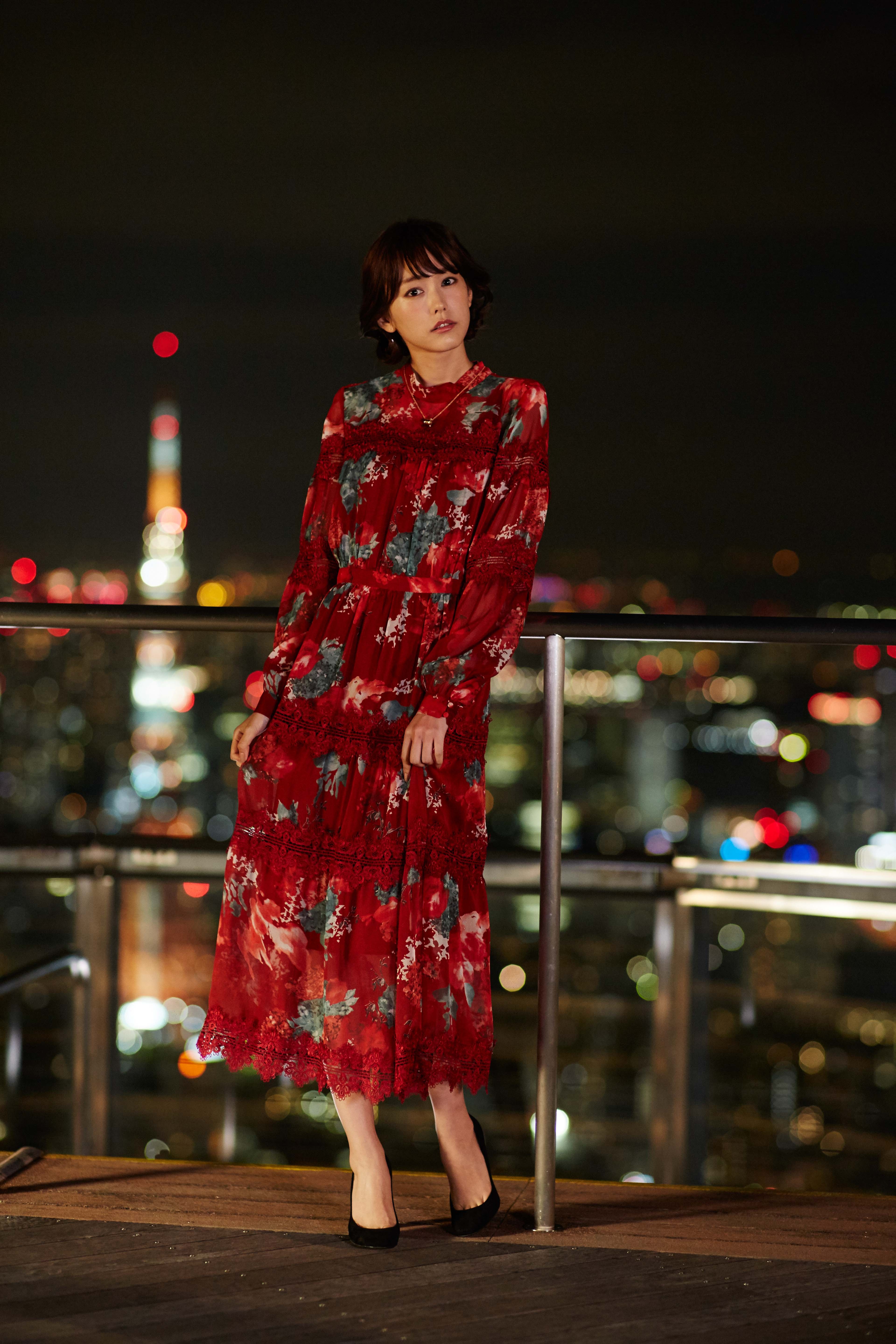 フラワープリントとレースがポイントのロングワンピース。透け感のある素材で大人っぽく