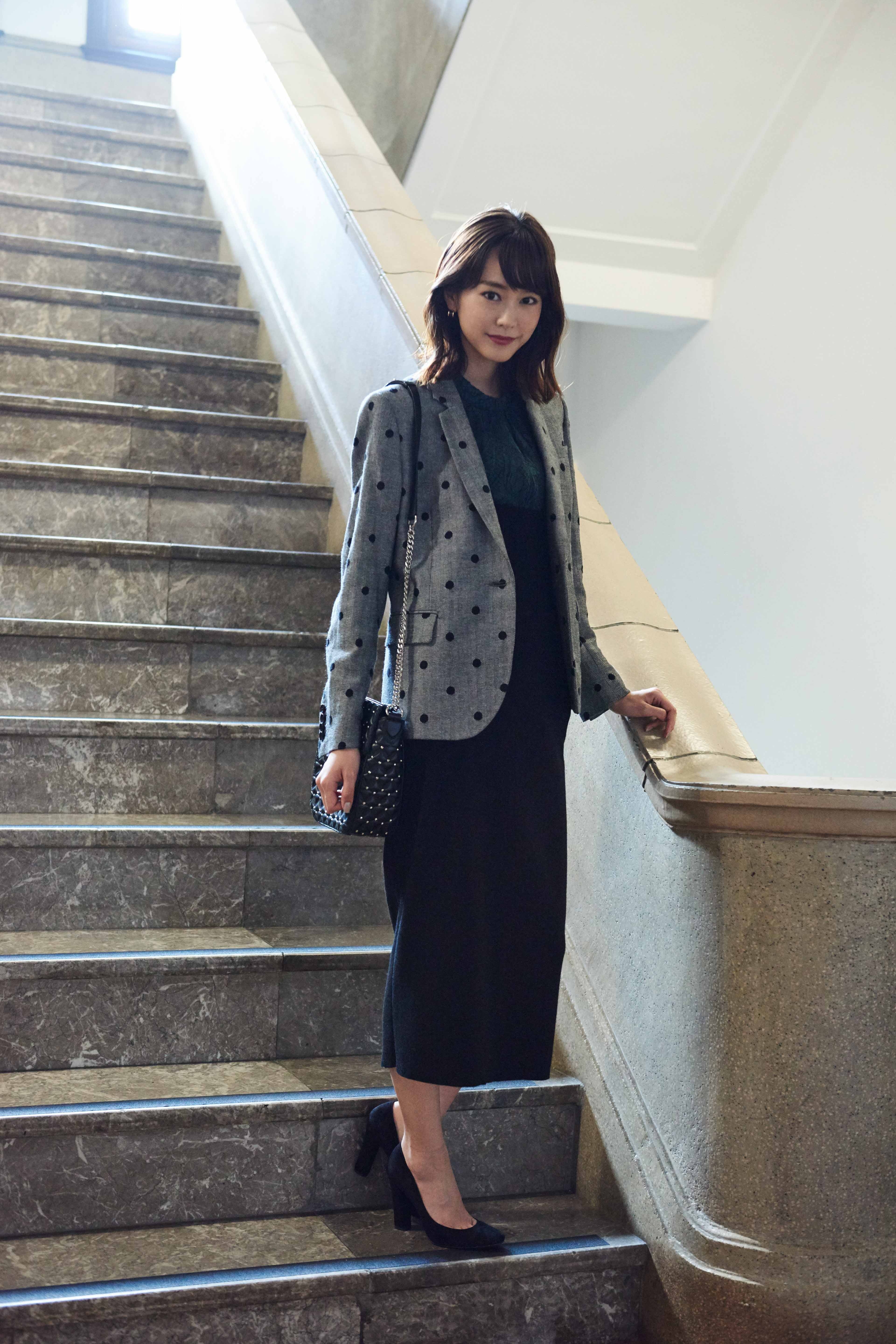ポルカドットがあしらわれたテーラードジャケットで、女性初の総理大臣へ!