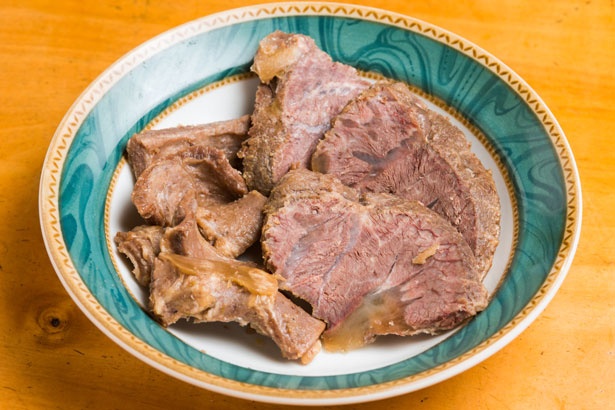 紫峰牛のホホ肉(右)と希少部位のネクタイ(食道)