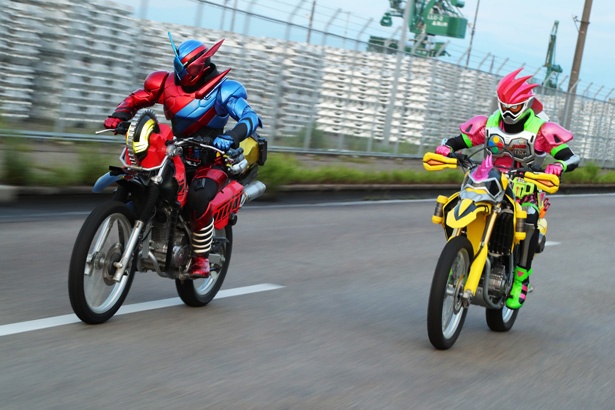 ライダーバイクを操縦するシーンをはじめ、熱いバトルシーンも見逃せない!