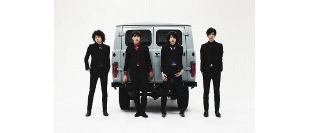 イベントでライブを行うロックバンド「THE BAWDIES」