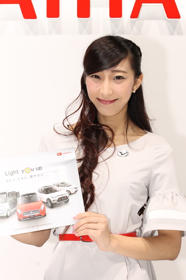 「ダイハツ工業(株)」のブースで見つけた美人コンパニオン