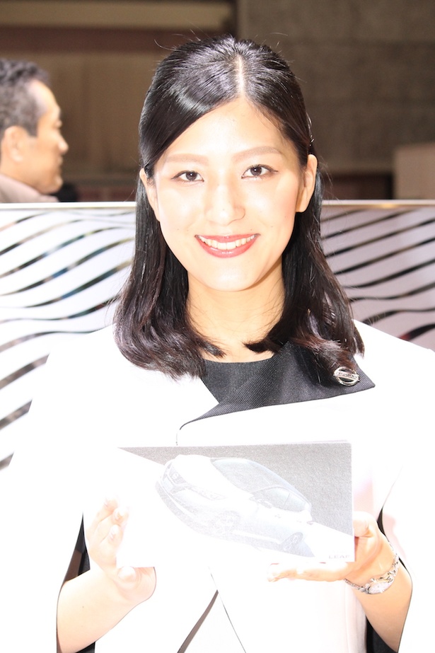 「日産自動車」のブースで見つけた美人コンパニオン