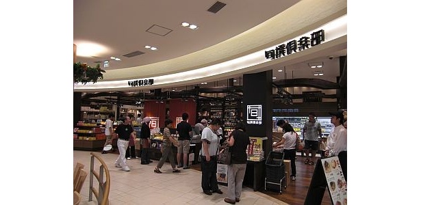 ｢Pasar幕張｣(上り)の｢旬撰倶楽部｣。醤油蔵をイメージして、千葉の特産品や土産品を販売