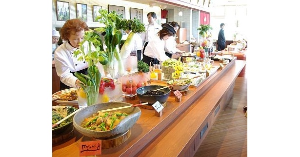 ｢ちばの恵み 千のぶどう｣は、地元で採れた野菜をたっぷり使った手づくり料理がビュッフェスタイルで楽しめ、女性に大人気