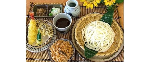 赤城高原SA(下り)にあるレストラン｢あかぎ庵｣では、地元群馬のうどん｢水沢うどん｣が楽しめる