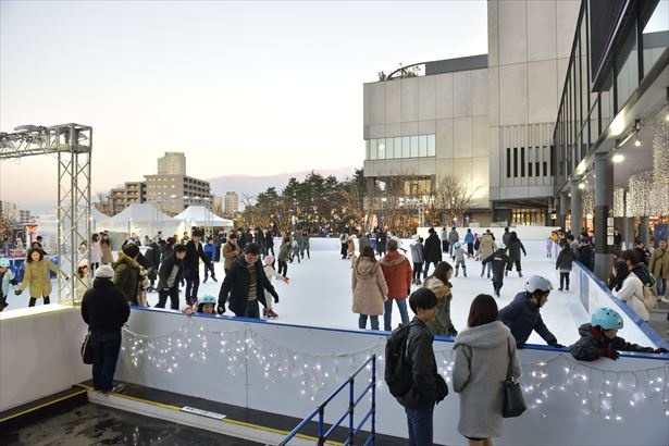 【写真を見る】TOKYOSKYTREE TOWN(R)ICE SKATING PARK の様子