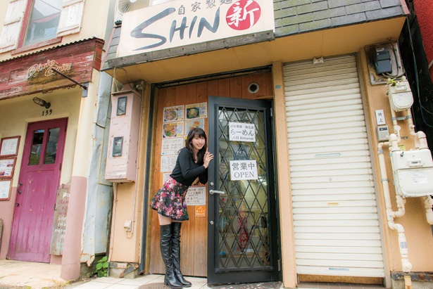 東急東横線反町駅から歩いて4分ほど。「自家製麺 SHIN(シン) に来ました！このお店は友達のオススメで、前からずっと来たかったんです」