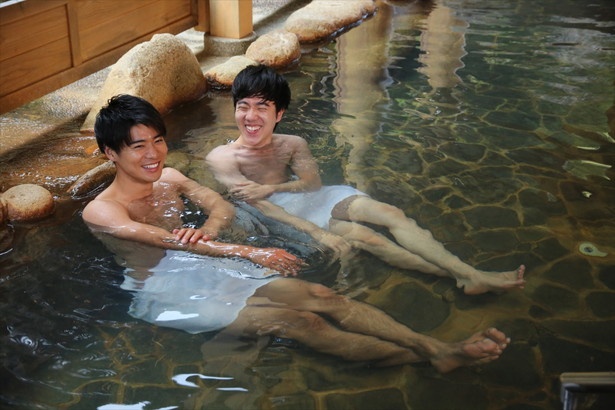 山里の秘湯で疲れをいやすボイメン辻本