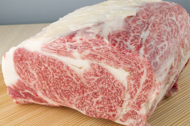 多くの牛肉から選び抜いた肉は、ほどよく霜が入っていて質のよさはさすが！