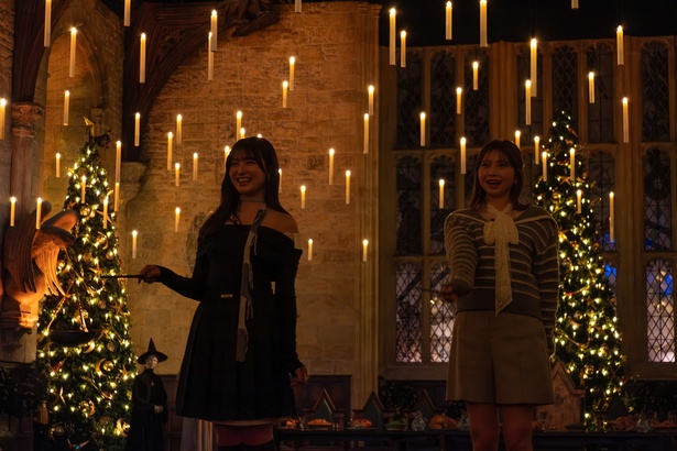 呪文を唱えるとツリーが点灯。ぼんやりと灯りが広がり、徐々に空間が明るくなっていった