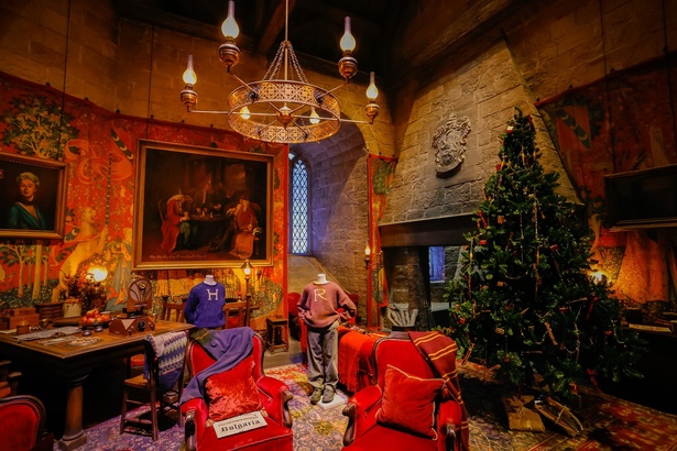 ハリーたちが学生生活を送った「グリフィンドールの男子寮」や「談話室」もクリスマス仕様に