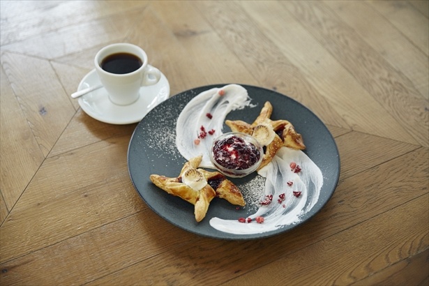 イベントメニュー、ウィンドミル チェリーパイ972円(税込）は1日10食限定。サクサクの温かいパイは付け合わせのアイスクリームと絡めて食べても◎