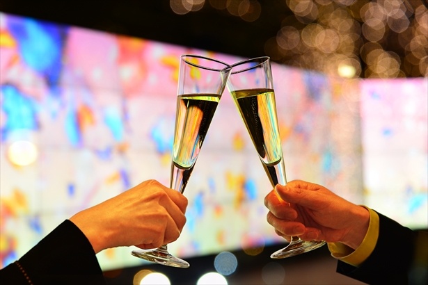 スパークリングワインで乾杯！ アルコールが飲めない人のためにソフトドリンクも用意