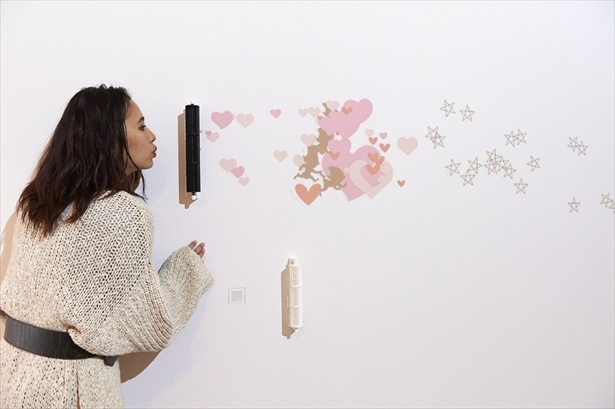 エアコンに使われている「ラインフローファン」に息を吹きかけると、スクリーンにハートや花びらなどのアニメーションが登場する展示作品。フォトスポットとしてもおすすめ