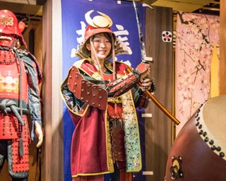 一歩踏み入れたらあなたも殿＆姫！ 甲冑や忍術がお出迎えする居酒屋とは？
