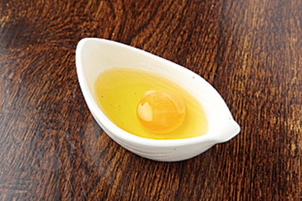 つけ汁に生卵を入れ、そばに絡ませて食べるとまろやかさが増す。なお生卵は食べ放題!!
