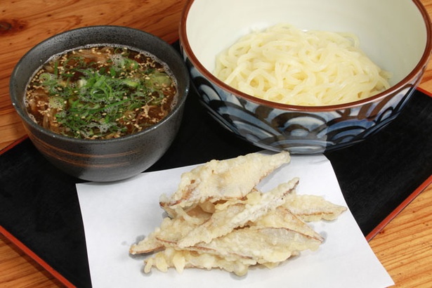 牛肉の旨味が詰まったつけダレとゴボウの天ぷらがつく「肉汁釜揚げうどん」(750円)