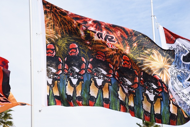 ストームトルーパーと高知の花火が描かれた大旗