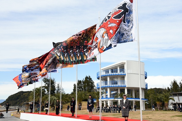 大旗を手がけた学校法人龍馬学園の学生たちも登壇