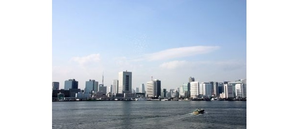 東京の上空に消えていく風船