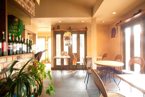 明るく落ち着いた雰囲気の店内/cafe jardin(カフェ ハルディン)