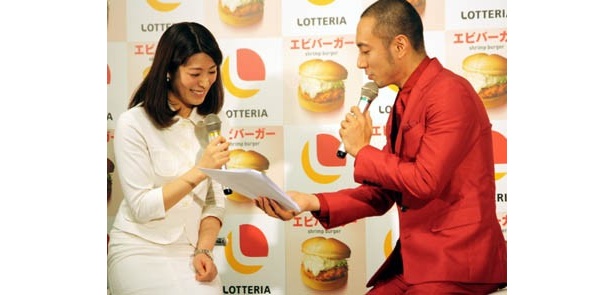【写真】海老蔵の“口撃”に女性司会者も思わず…