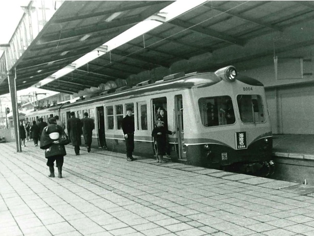 相鉄線横浜駅に停車する旧5000系の写真