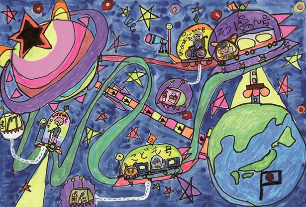 展示される「こども絵画コンクール」最優秀賞作品