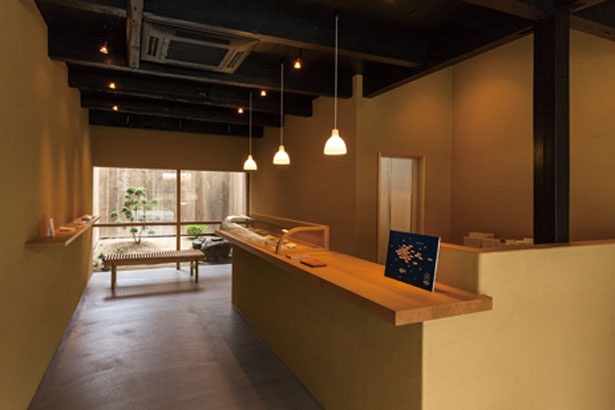ラボのようにすっきりとした空間/UCHU wagashi 寺町店